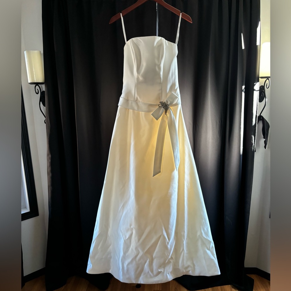 Brand New Alfred Angelo Size 8 Ivory Satin Wedding Dress